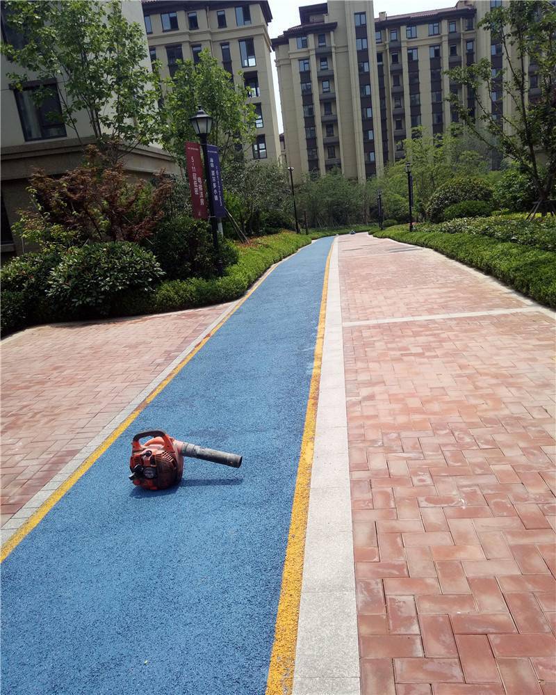 烟台莱山区小区内彩色地面翻新改色透水混凝土改色施工