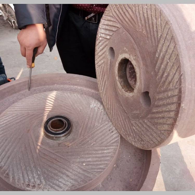 面粉石磨机和芝麻香油石磨机严格按照传统石磨磨齿角度,尺寸纯手工