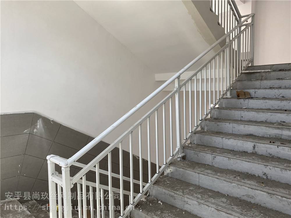供应小区白色楼梯扶手镀锌钢管外静电喷涂美观大方