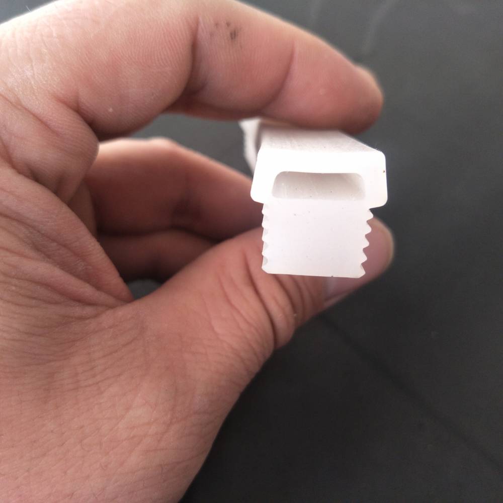 供应诺冶方管保护套绿色橡胶方管圆管套管门柜框体防碰撞橡胶保护套