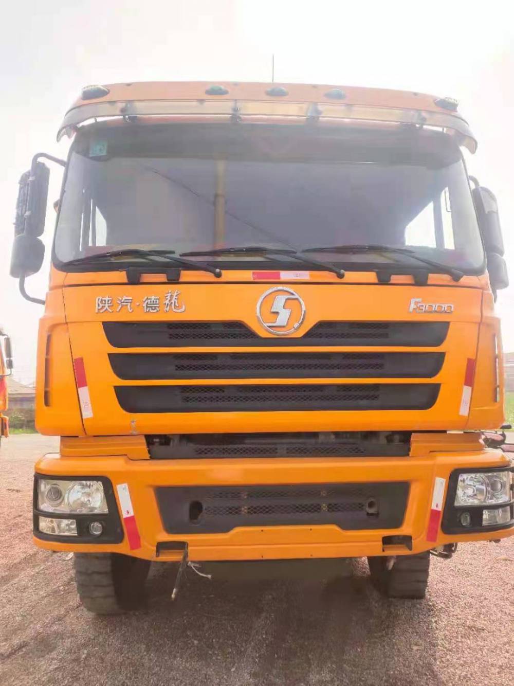 出售鹤壁2017年精品德龙380马力自卸车