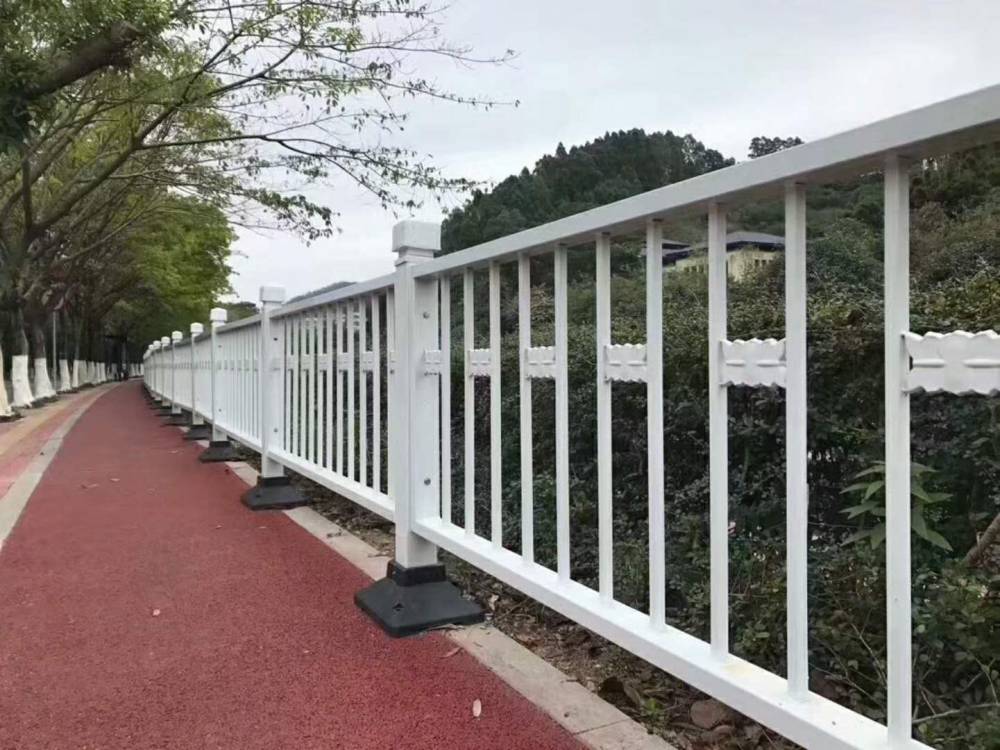 广东清远行人交通分隔栏锌钢道路护栏城市文化标志公路护栏