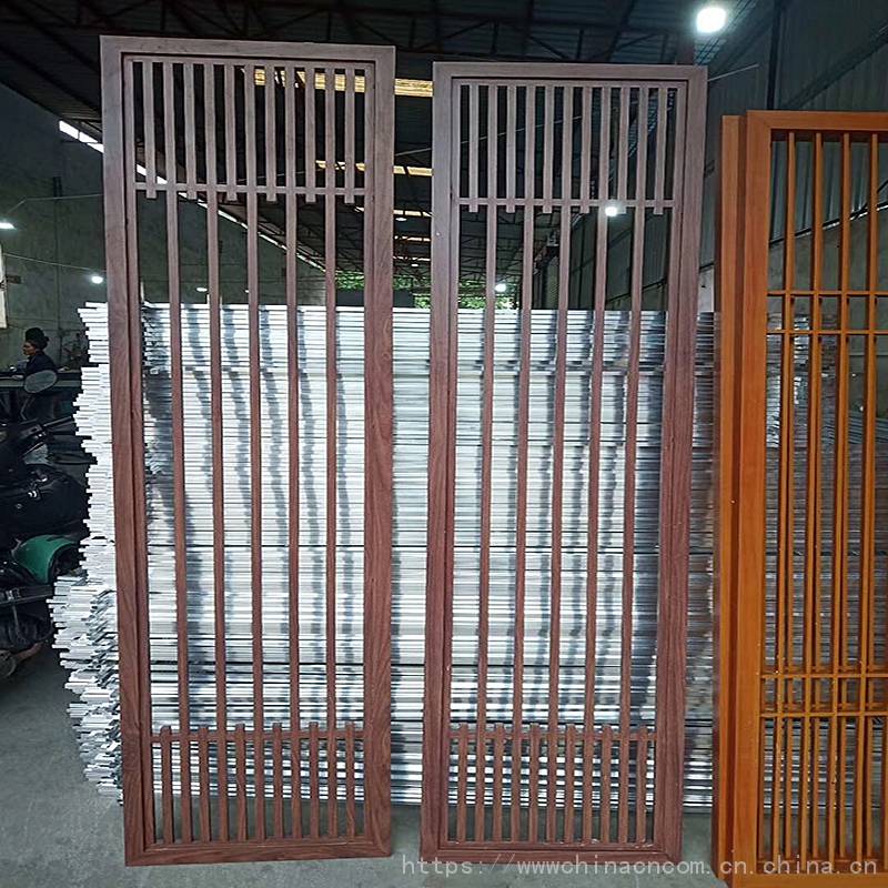 酒店铝方通屏风木纹铝合金方通屏风隔断固定方式