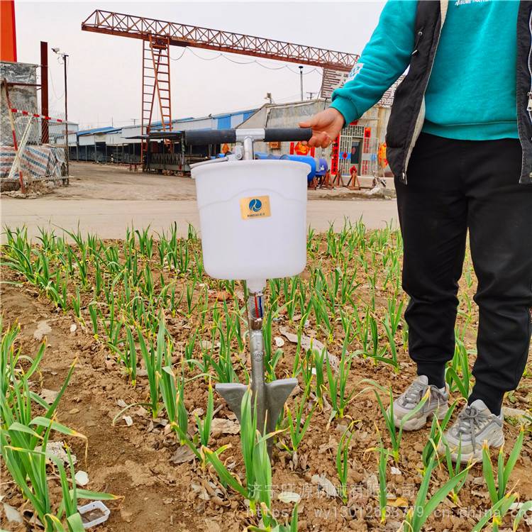 手动加厚施肥器背负式溜肥器尖头铁铲撒肥器