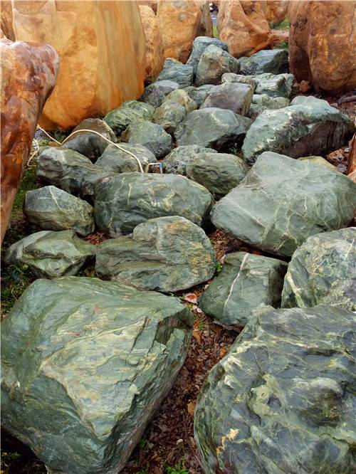 良好园林庭院造景石假山富贵绿富贵绿刻字草坪景观石