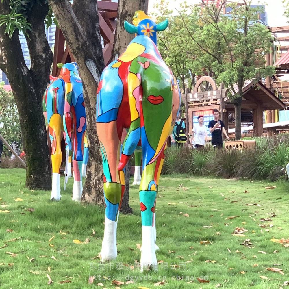 玻璃钢彩绘骆驼雕塑卡通动物造型城市沙漠骆驼工艺品游乐园摆件定制