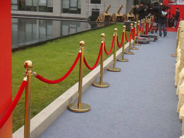 石家庄护栏租赁公司金色礼宾杆软隔离带不锈钢一米线铁马出租