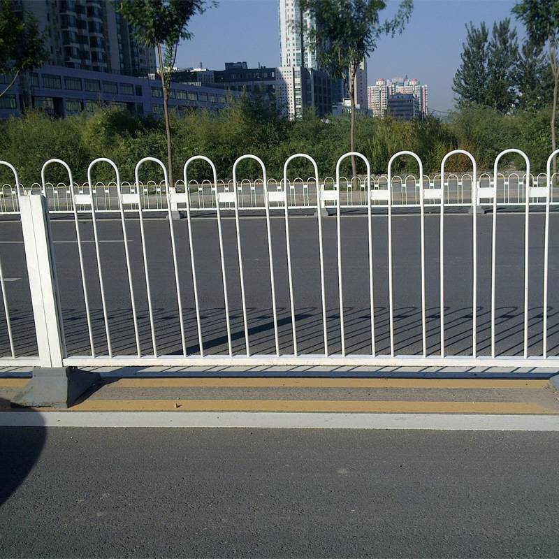 异型公路防撞栏杆京式道路护栏镀锌u型分隔栅栏