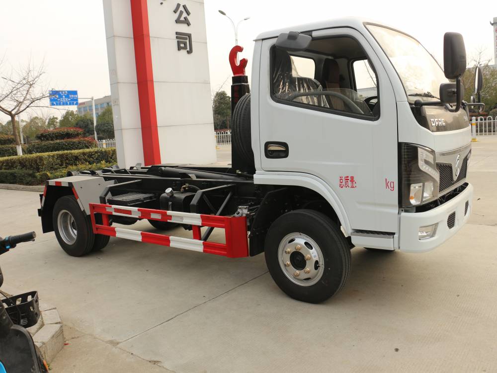 勾臂垃圾车
