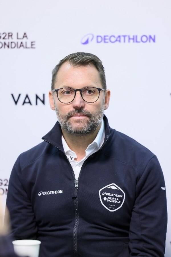 迪卡侬AG2R车队体育总监Luke Roberts先生在会上分享 迪卡侬AG2R车队体育总监Luke Roberts先生在会上分享