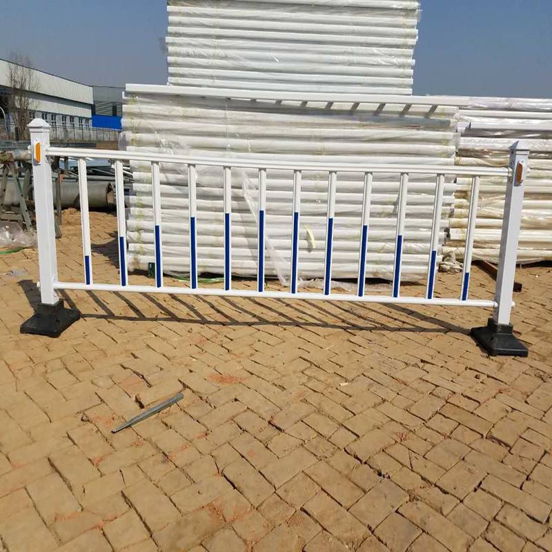 市政护栏是公路中间的防护栏,防止行人,车辆不守交通规则随便穿越公路