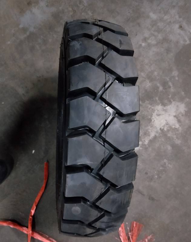 威海荣成斗山合力台励福叉车轮胎