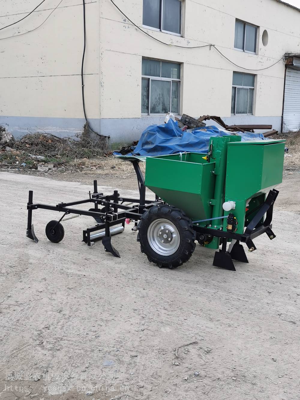 土豆播种机起垄喷药覆膜一体机