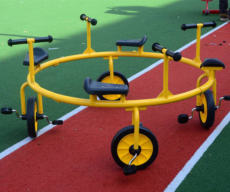 安装儿童平衡协力车玉林幼儿园游戏六人协力玩具车