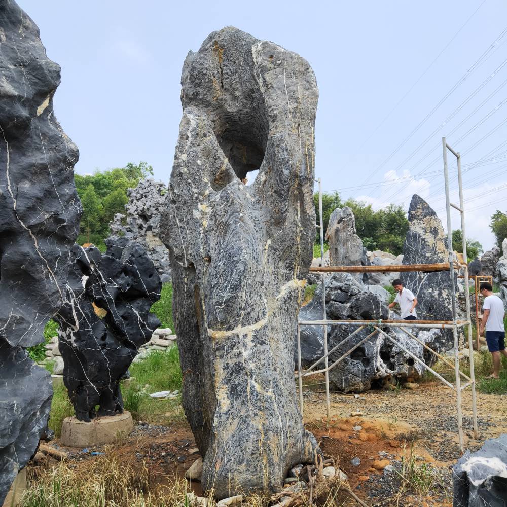 是中国古典园林中常用的石料,原产于苏州洞庭山太湖水中,可单独摆设