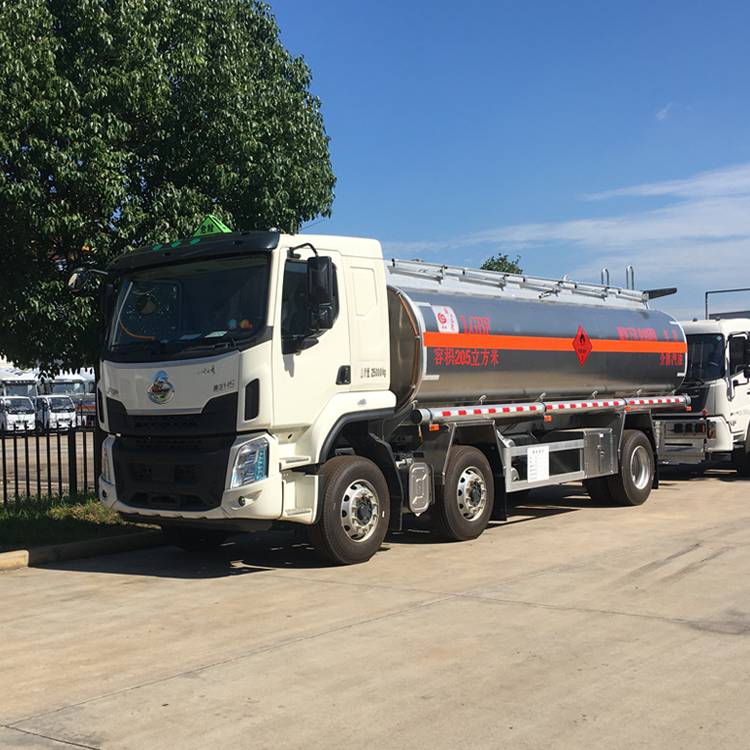 湖北楚胜油罐车价格18吨20吨油罐车国六油罐车图片