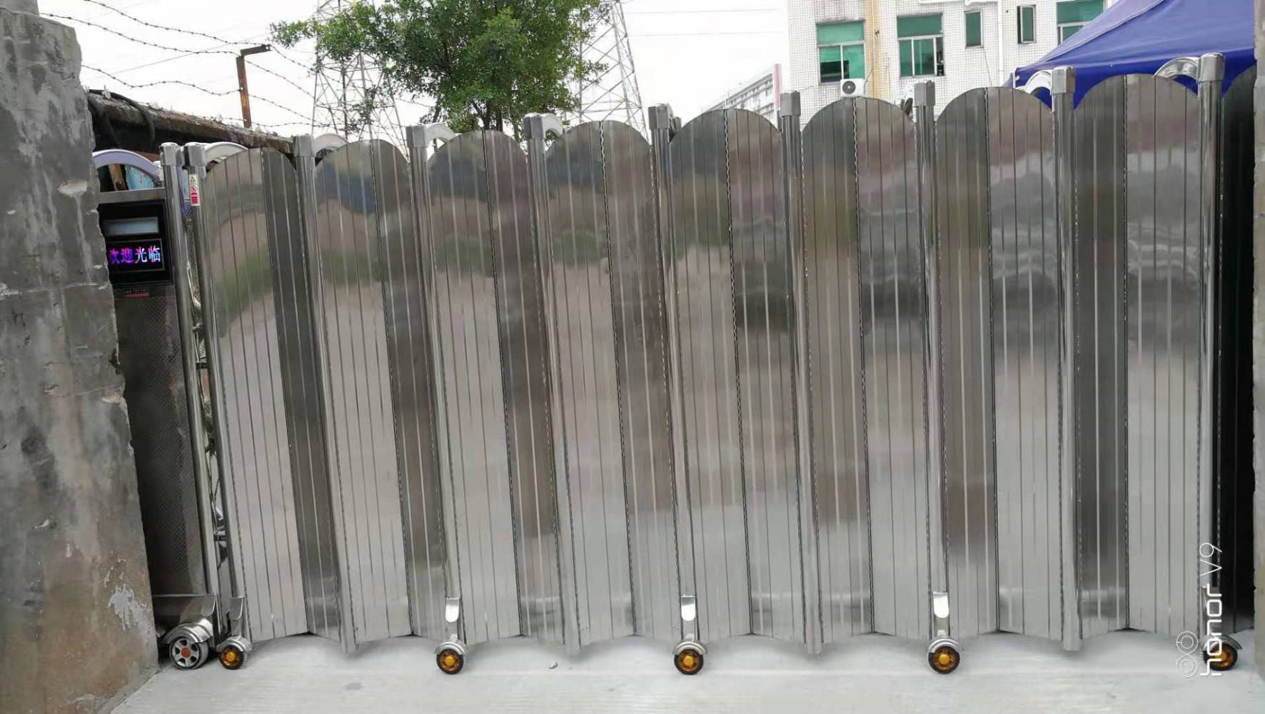 鸿鑫泰无轨封板伸缩门中山电动伸缩门厂家供应