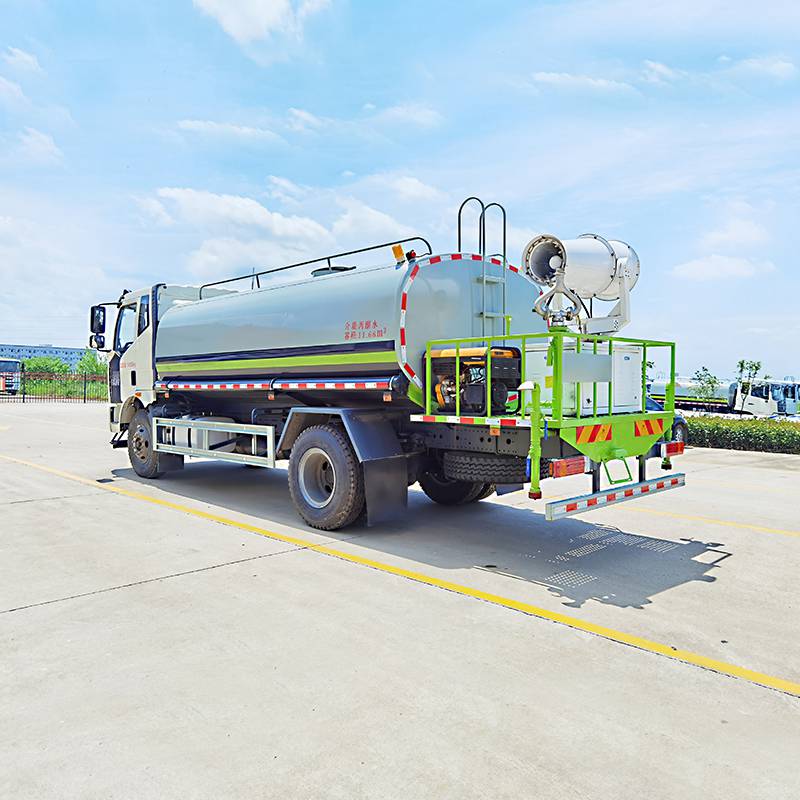 东风12方农药喷雾车杀菌消毒工作***