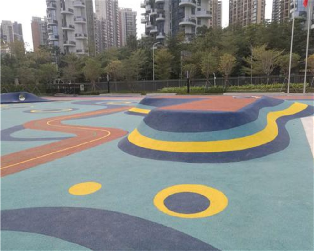 全青岛校园广场进行彩色油漆喷涂沥青改色美化环境施工