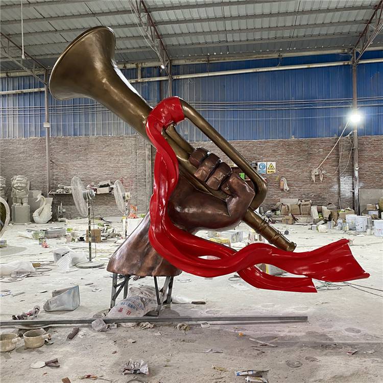 恒创雕塑厂玻璃钢吹号雕塑号角造型雕塑宣传景区摆件