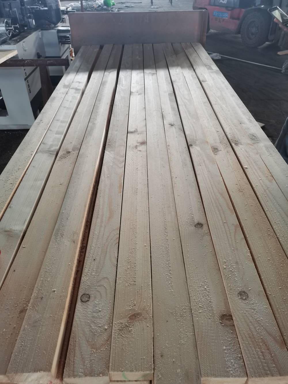 徐州3米4585方木条杉木四面见线进口建筑木方图片