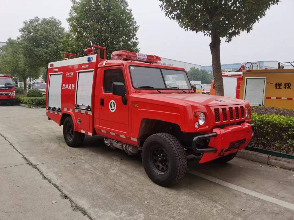 北汽勇士四驱越野森林消防车,该车机动性强,越野能力出色,适应各种