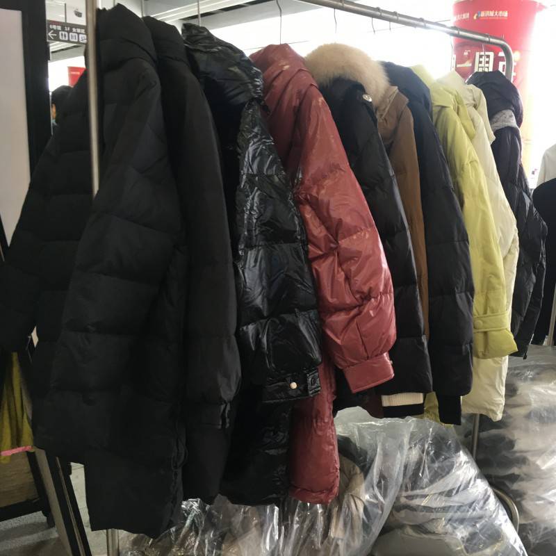 羽绒棉衣女式冬装韩版一元两元尾单服装批发中年女针织衫低价毛衣