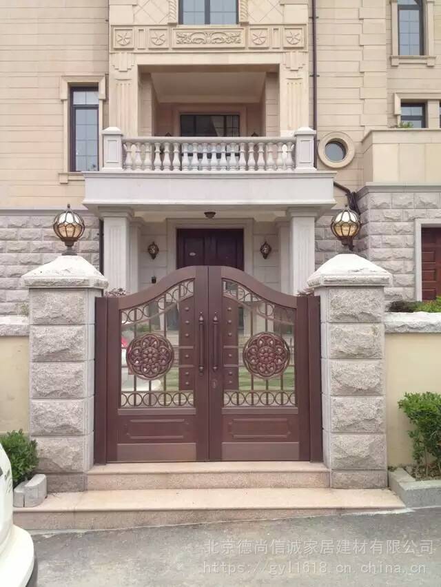 贵而档次高,铜门豪华气派,彰显贵族身份,品味上升,价值位高.