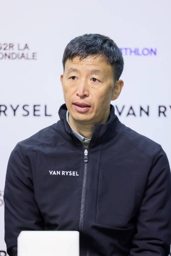 迪卡侬VAN RYSEL品牌北亚区总监赵跃武先生在会上分享 迪卡侬VAN RYSEL品牌北亚区总监赵跃武先生在会上分享