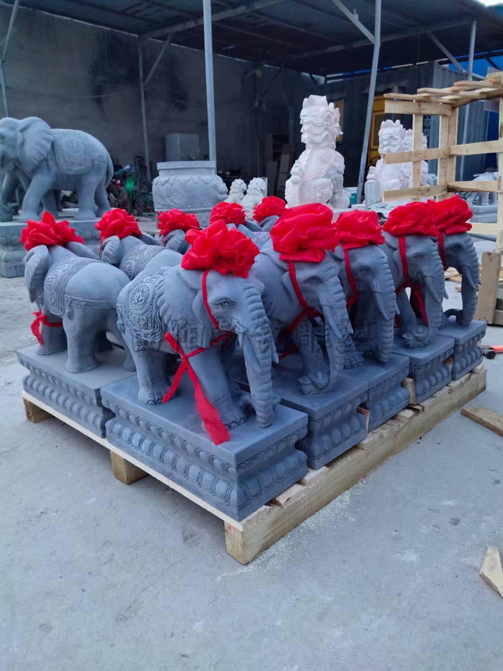 供应青石石雕大象 酒店景区大门口石头象摆件 仿古中式石象