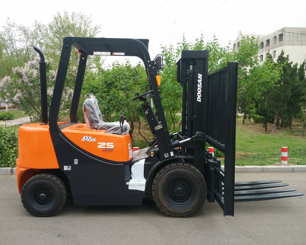 烟台龙口小型三支点电动叉车斗山1518吨冷库集装箱货架叉车