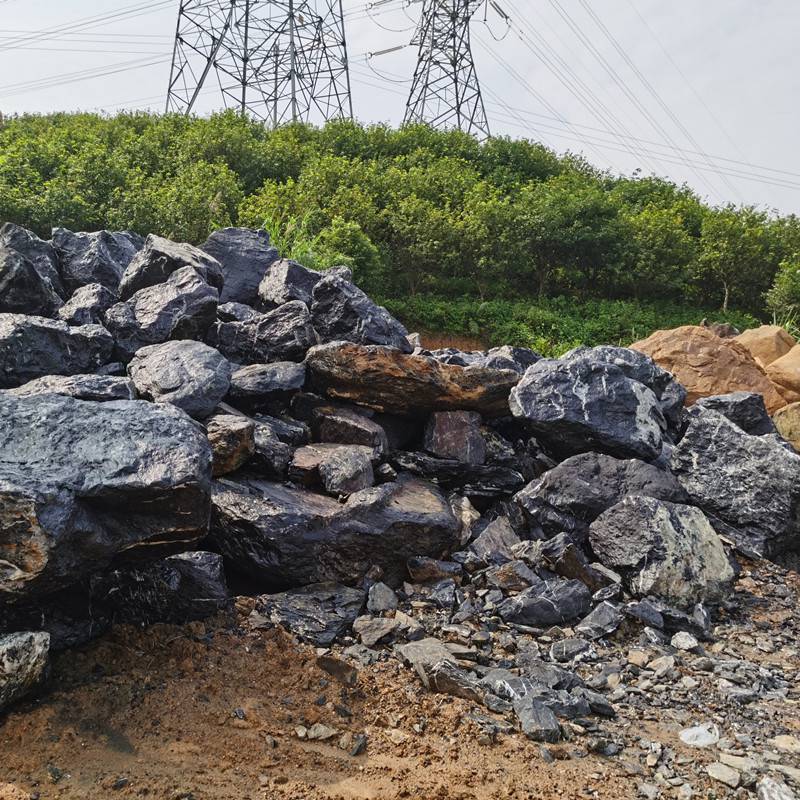 采黑色山石,黑石在广东英德市***,大型石场堆放,广东黑山石批发多少钱