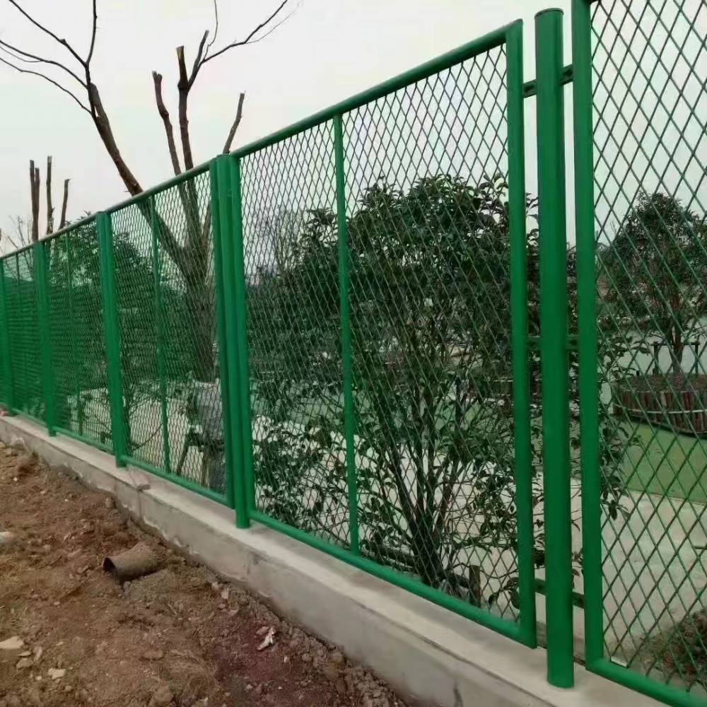 钢板网护栏道路隔离网 菱形孔围栏优盾生产