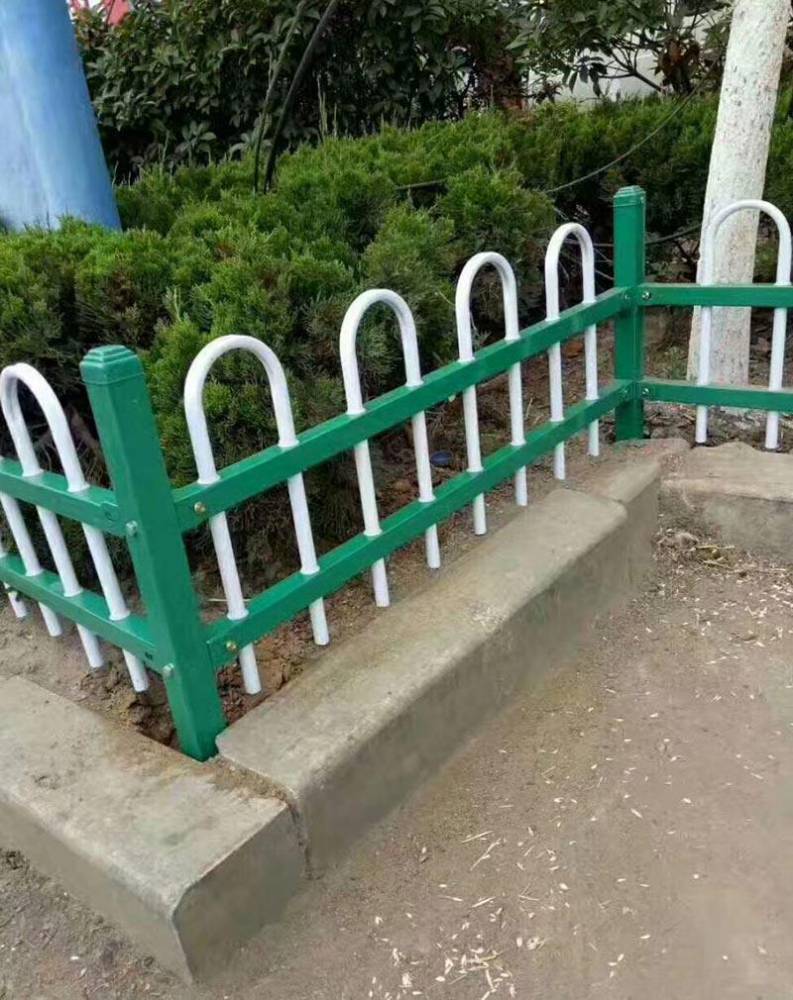 未上牌新车从高架匝道入主道不打灯变道三次撞上护栏新车气囊悉数弹开万幸人没事