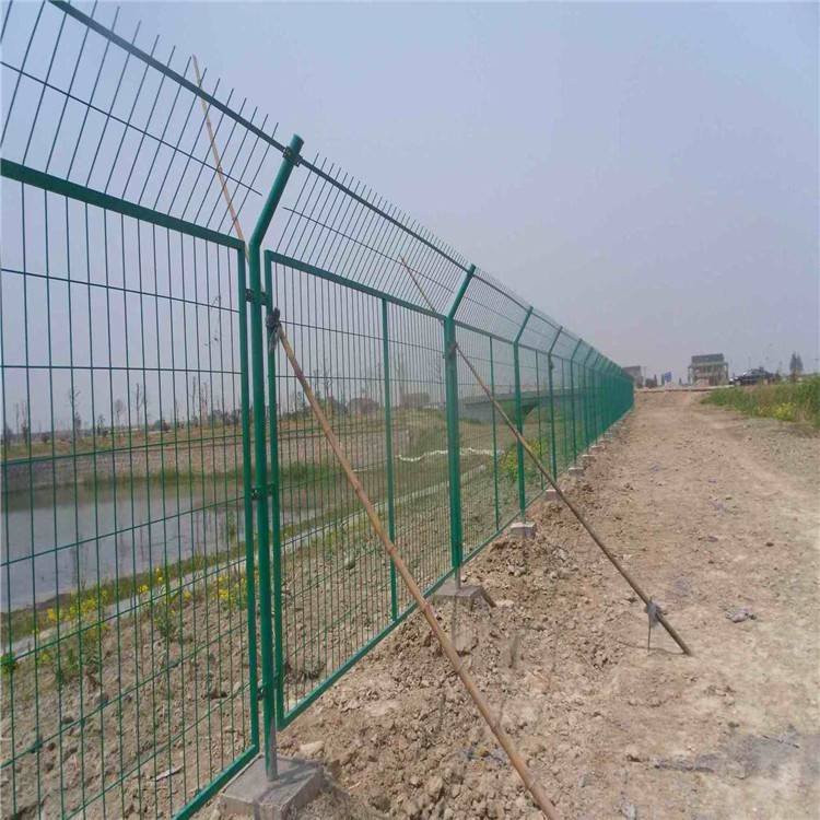 公路护栏网供应 价格合理 铁路护栏网 万泰