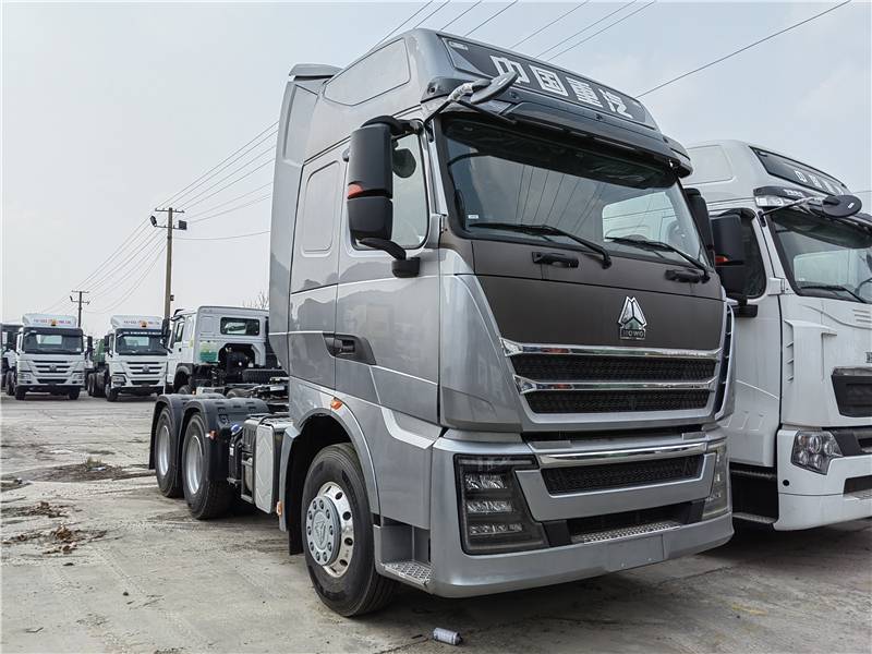 中国重汽库存570马力豪沃th7牵引车