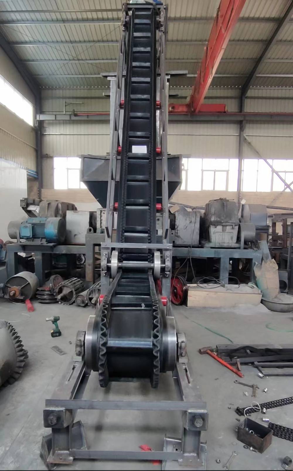 定制矿用大倾角皮带机皮带输送机粉料颗粒料大倾角挡边带式输送机大