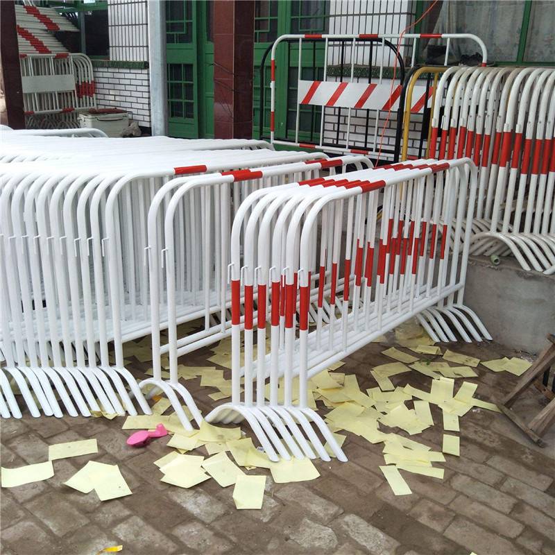 开学门口隔离栏人群分离隔离栏中铁十一局铁马栅栏