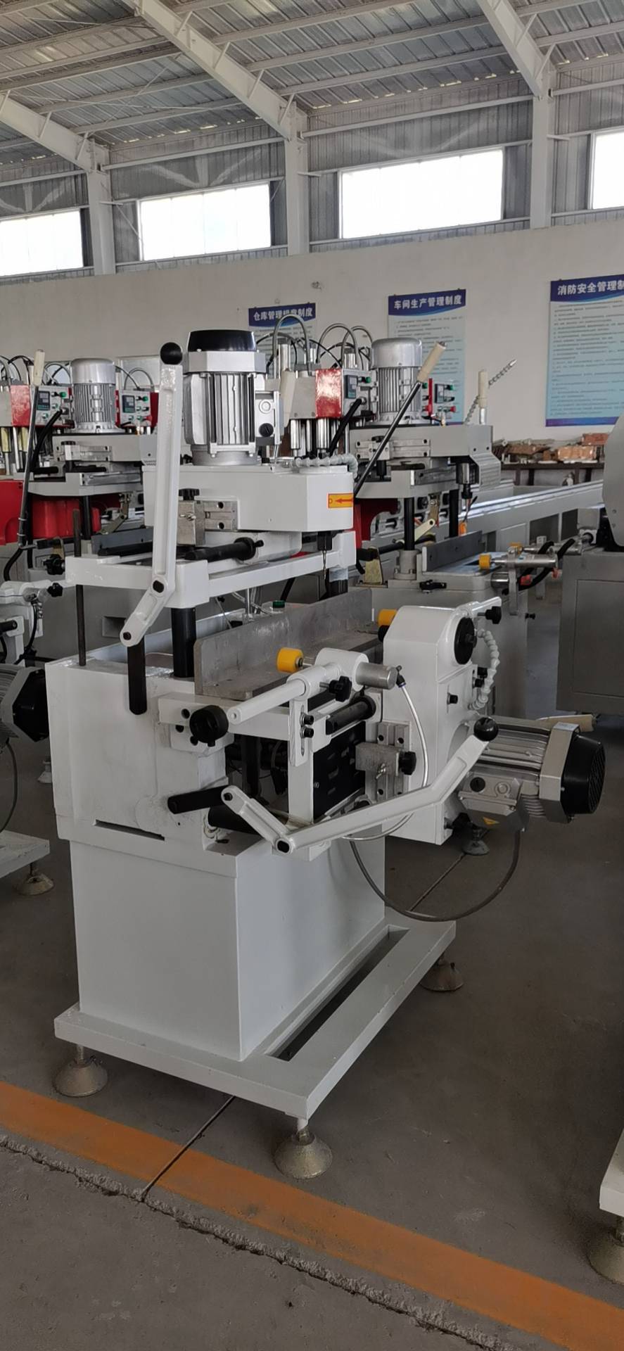 天马数控铝型材数控锯切中心工地上用于加工门窗用