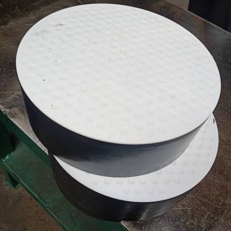 本产品是于普通板式橡胶支座上粘接一层厚2-3mm的聚四氟乙烯板而成