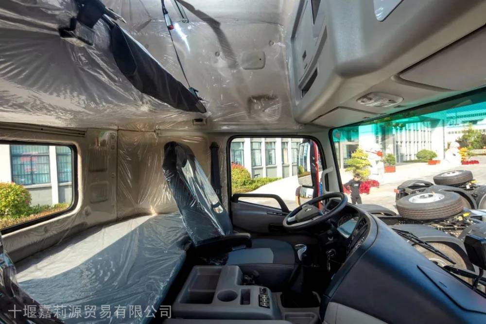 东风华神t7牵引车闪亮登场