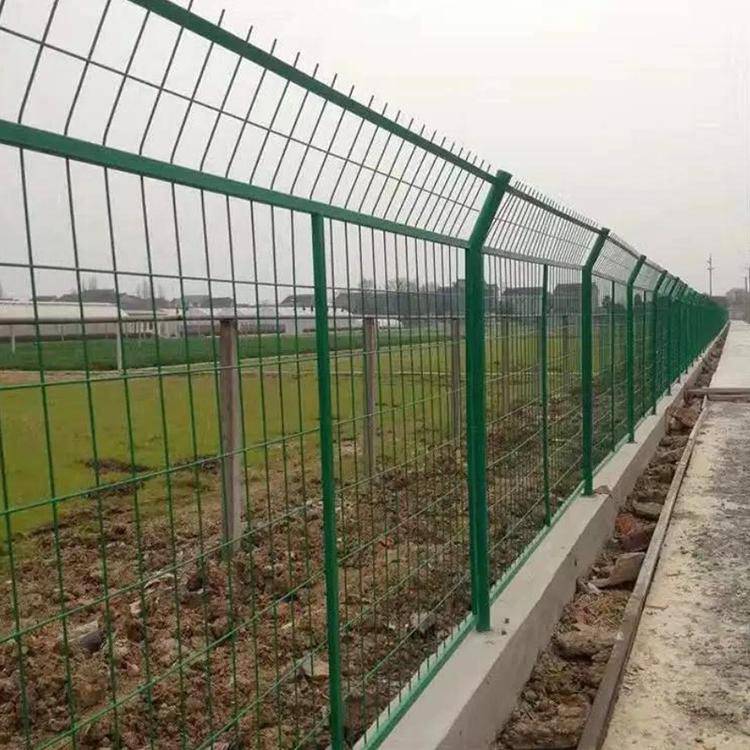 道路隔离护栏网喷塑硕翔球场护栏网定制商丘高速公路防护网厂家