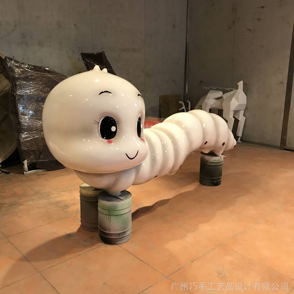 商业美陈装饰摆件仿真玻璃钢蚕宝宝卡通彩绘雕塑