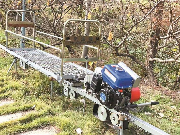 山地轨道运输机运输肥料上山轻松搞定不费力!