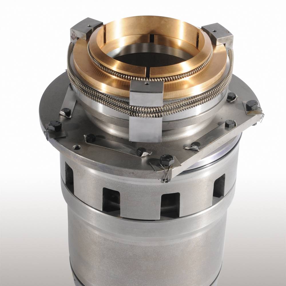 填料函上部密封环防止燃气漏入曲柄箱,下部刮油环用来刮除活塞杆上