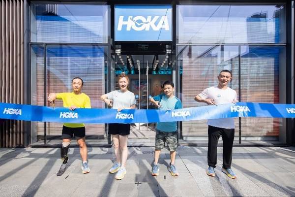 左起：品牌「飞耀大使」潘俊帆，HOKA ONE ONE中国事业部总经理吴萧，成都斯凯姆商业管理有限公司总经理肖家利，成都斯凯姆商业管理有限公司渠道总监肖建波