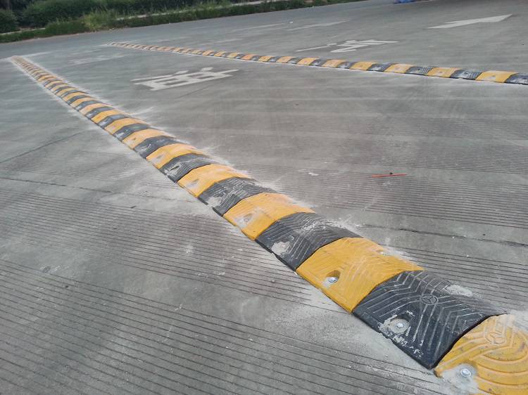 橡胶减速带小区减速板农村公路减速垄停车场缓冲带工地减速带