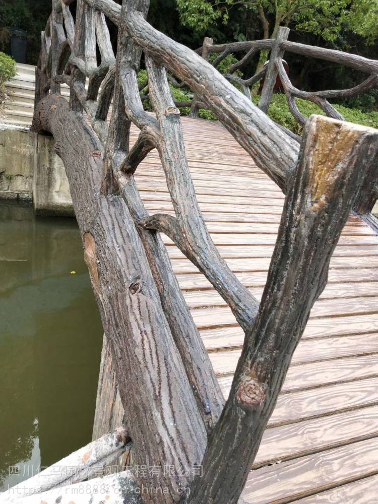 成都仁马水泥仿树皮栏杆仿树干护栏仿树枝栏杆仿树藤仿木纹栏杆厂家
