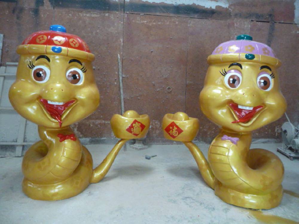 艺路定做供应玻璃钢卡通蛇动物商业美陈房地产节庆雕塑图片