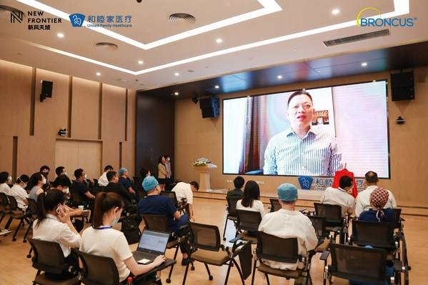本次揭牌仪式高朋满座，上海和睦家携手堃博医疗，引入***的“LungPro全肺导航系统”